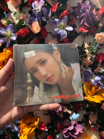 Purple Kiss - Geekyland (Digipack Random Ver.)